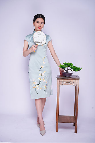 国潮旗袍美女手拿团扇商业摄影图片照片