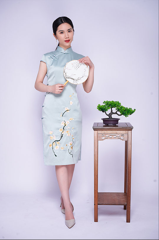 复古淡雅旗袍团扇商业摄影图片人像照片