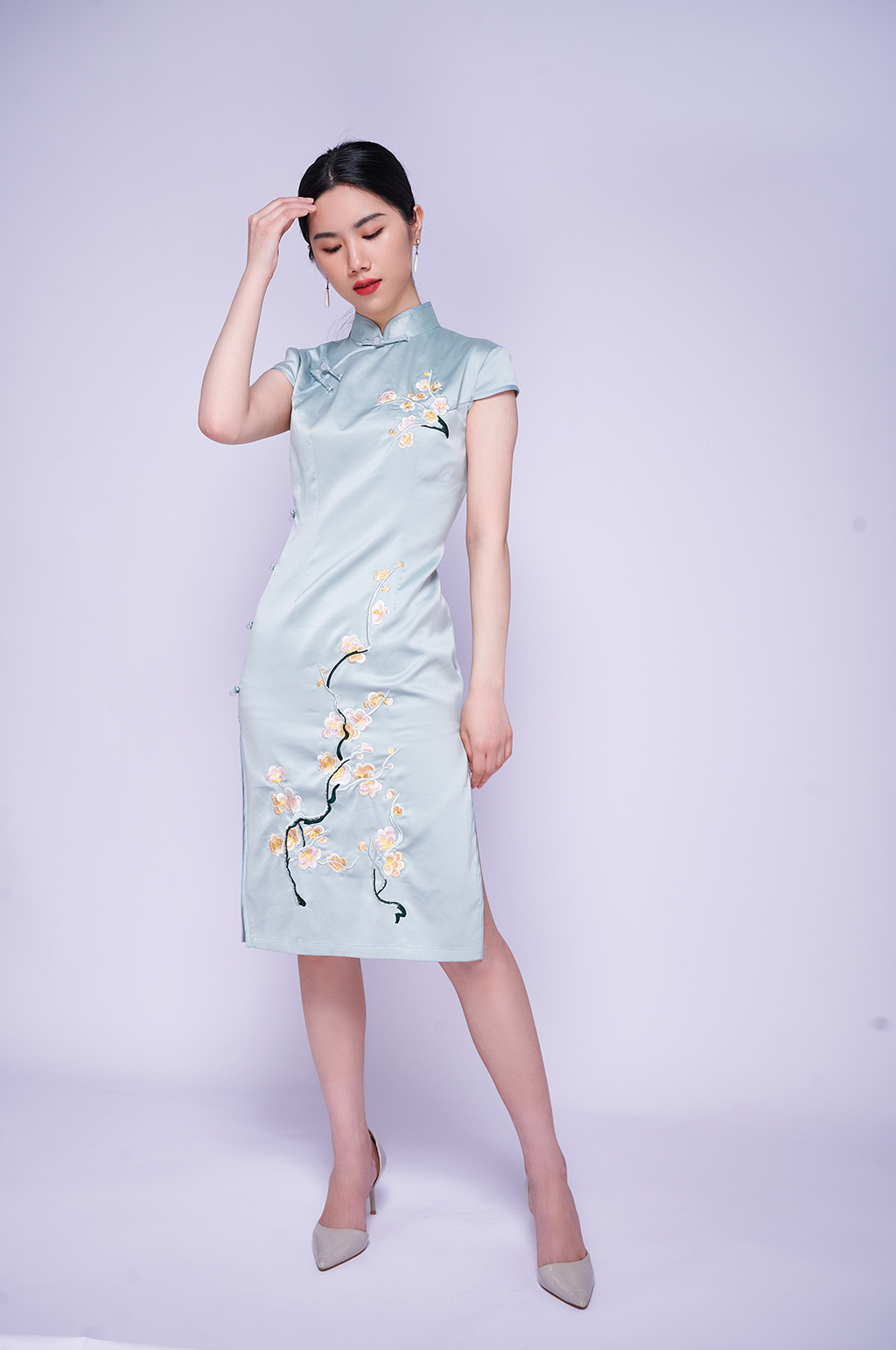 国潮莲清旗袍青年女性站姿商业摄影图片照片素材