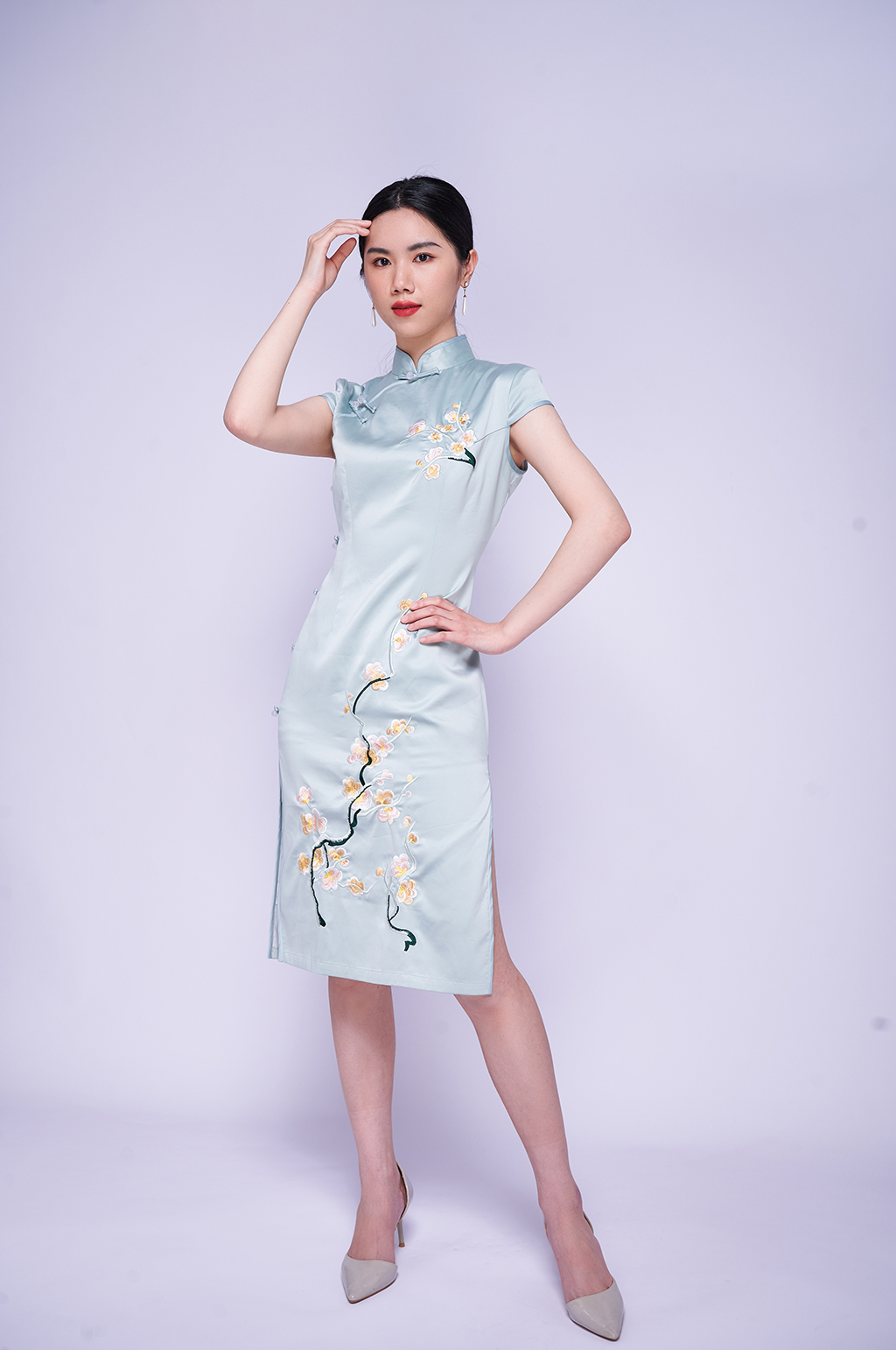 中式旗袍站立造型商业摄影图片青年女性照片