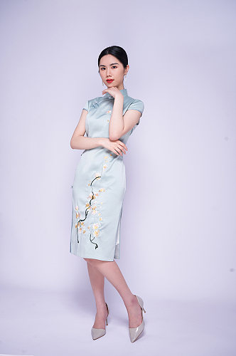 中式旗袍女性站姿手势商业摄影图片照片