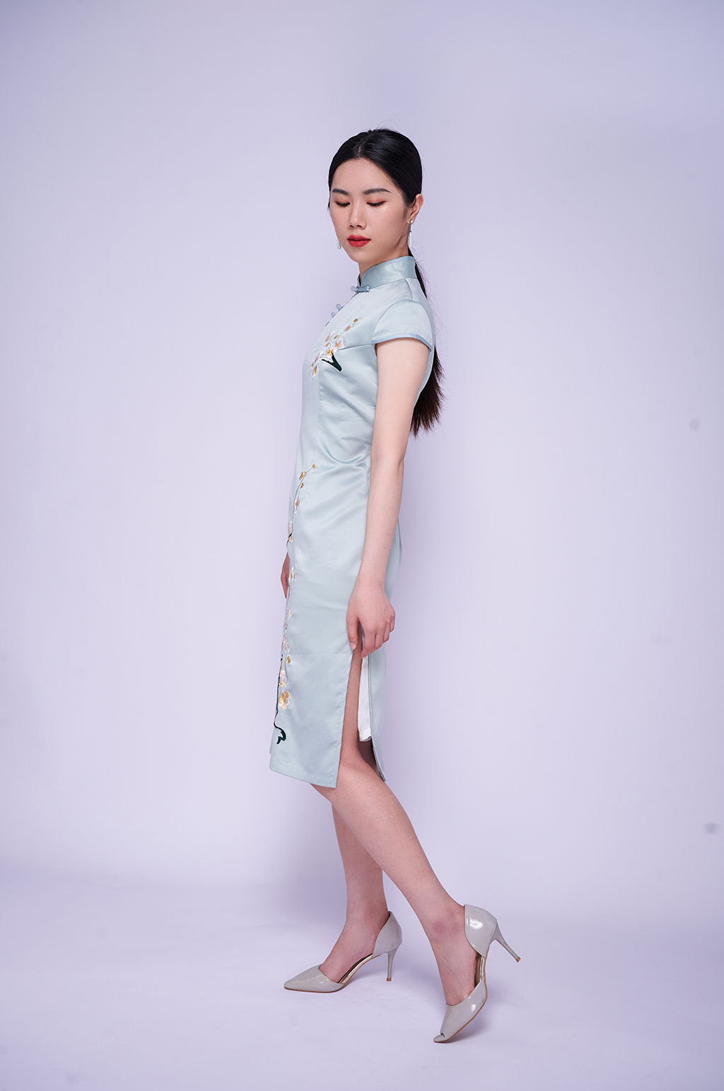 中式清新淡雅旗袍美女站立商业摄影图片照片素材