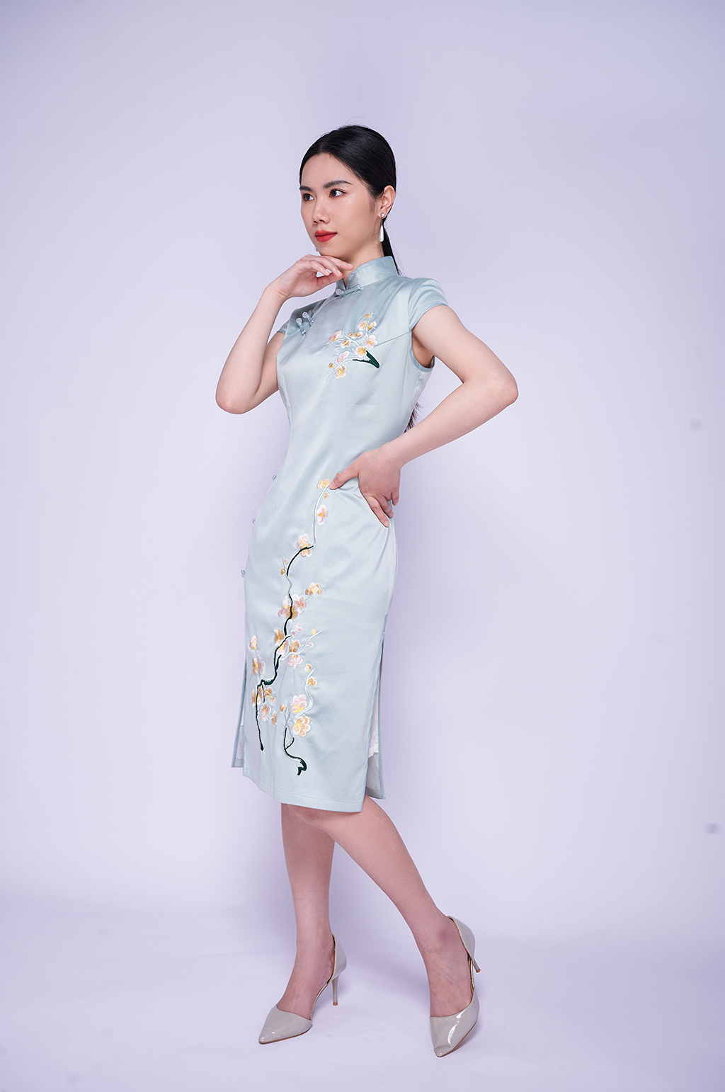国潮优雅旗袍手势商业摄影图片旗袍美女照片素材