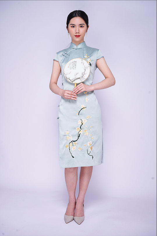 中式古典旗袍美女手拿团扇商业摄影图片照片