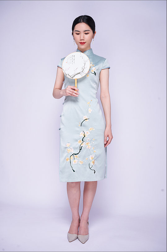 中式古典桃花旗袍女性团扇商业摄影图片照片