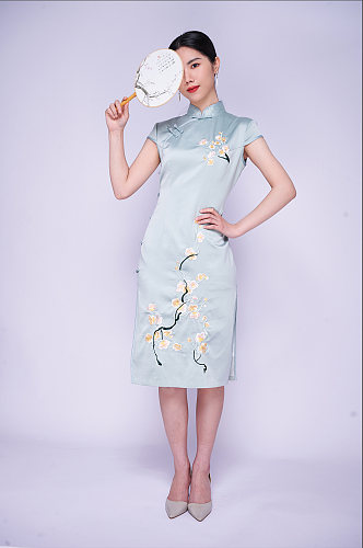淡雅旗袍中式团扇美女站姿商业摄影图片照片
