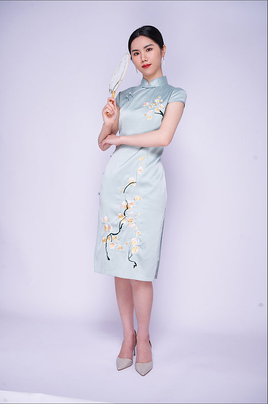 复古旗袍气质美女站姿团扇商业摄影图片照片