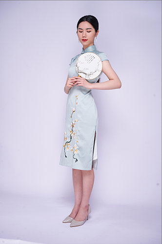 国潮气质旗袍美女优雅站姿商业摄影图片照片