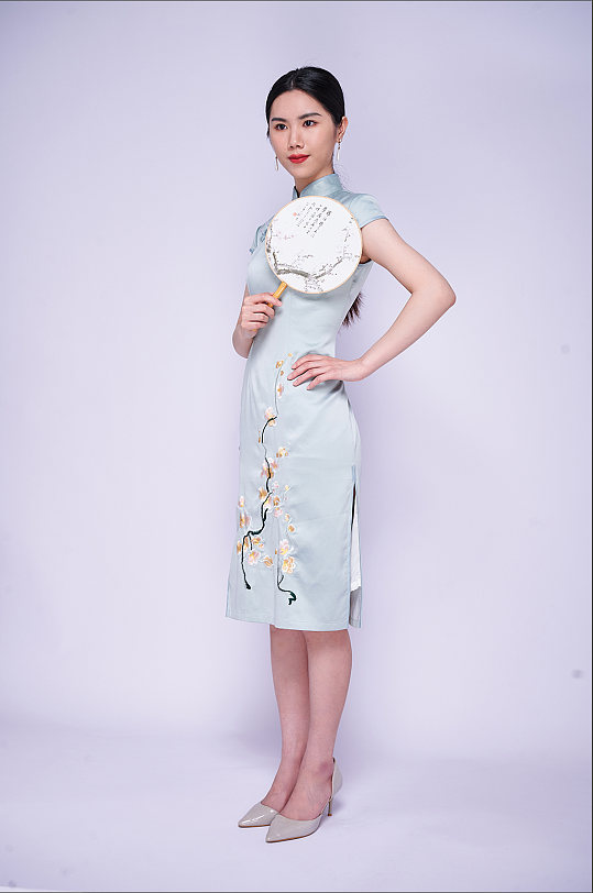 古香古气中式旗袍美女站姿造型商业摄影图片