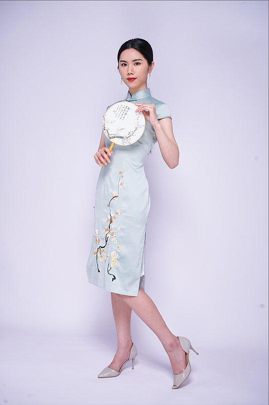 创意造型国潮旗袍美女拿扇子商业摄影图片