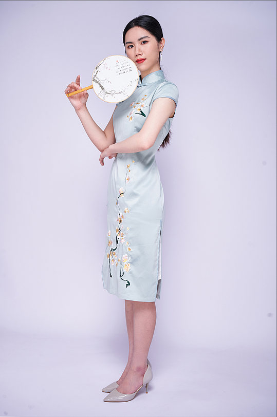 照片中式淡雅旗袍端正礼仪站姿商业摄影图片照片中式端正旗袍礼仪坐姿