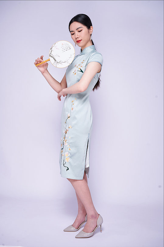 中式淡雅瓷青旗袍手拿扇子美女商业摄影图片