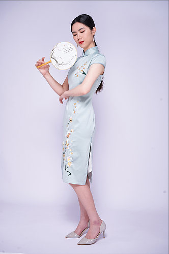 中式淡雅瓷青旗袍手拿扇子美女商业摄影图片