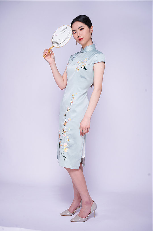 国潮旗袍侧面站姿美女商业摄影图片照片