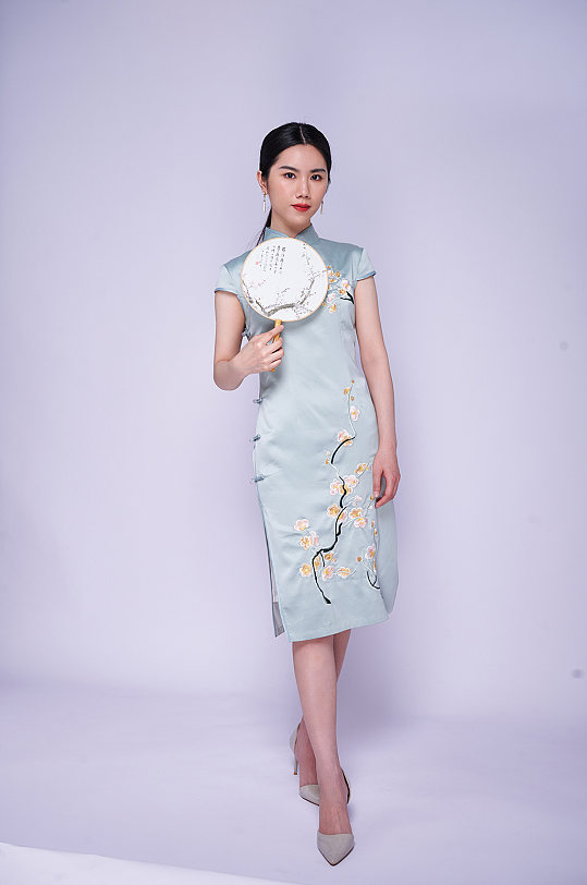 印花旗袍美女端正站姿拿扇子商业摄影图片