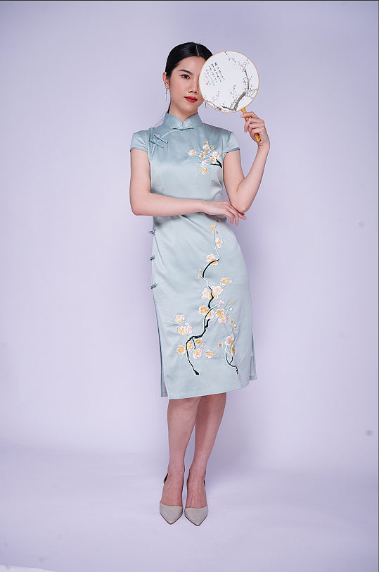 古典旗袍女青年站姿商业摄影图片照片