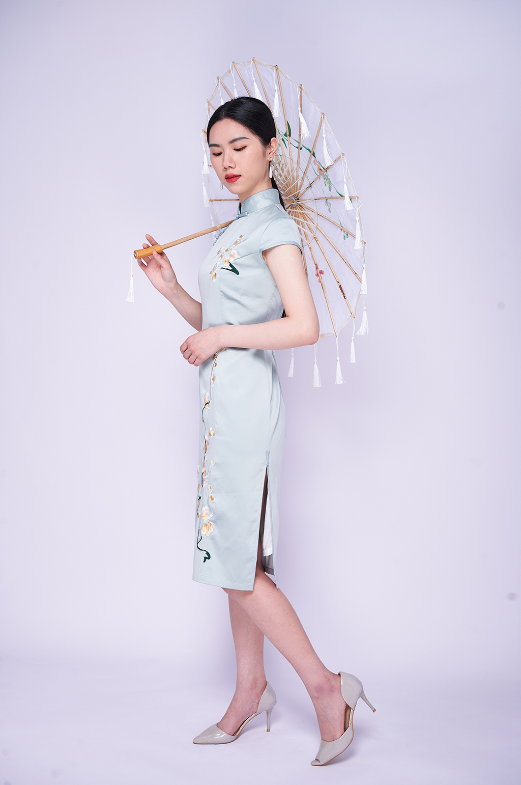 中式淡雅旗袍美女撑油纸伞商业摄影图片照片素材