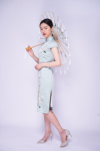 中式淡雅旗袍美女撑油纸伞商业摄影图片照片
