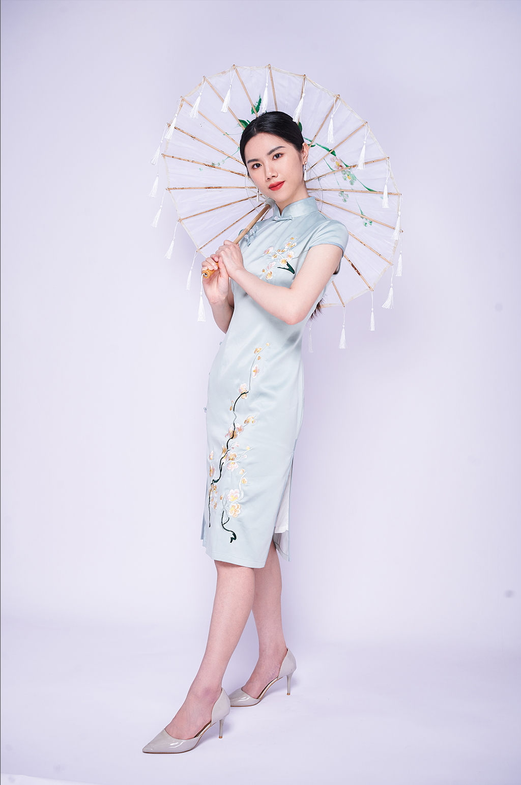 国潮旗袍流苏油纸伞商业摄影图片照片素材