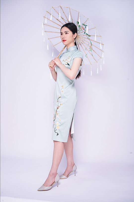 优雅旗袍女性侧面站姿商业摄影图片照片