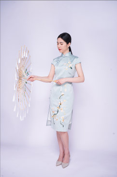 国潮瓷青旗袍美女拿油纸伞商业创意摄影图