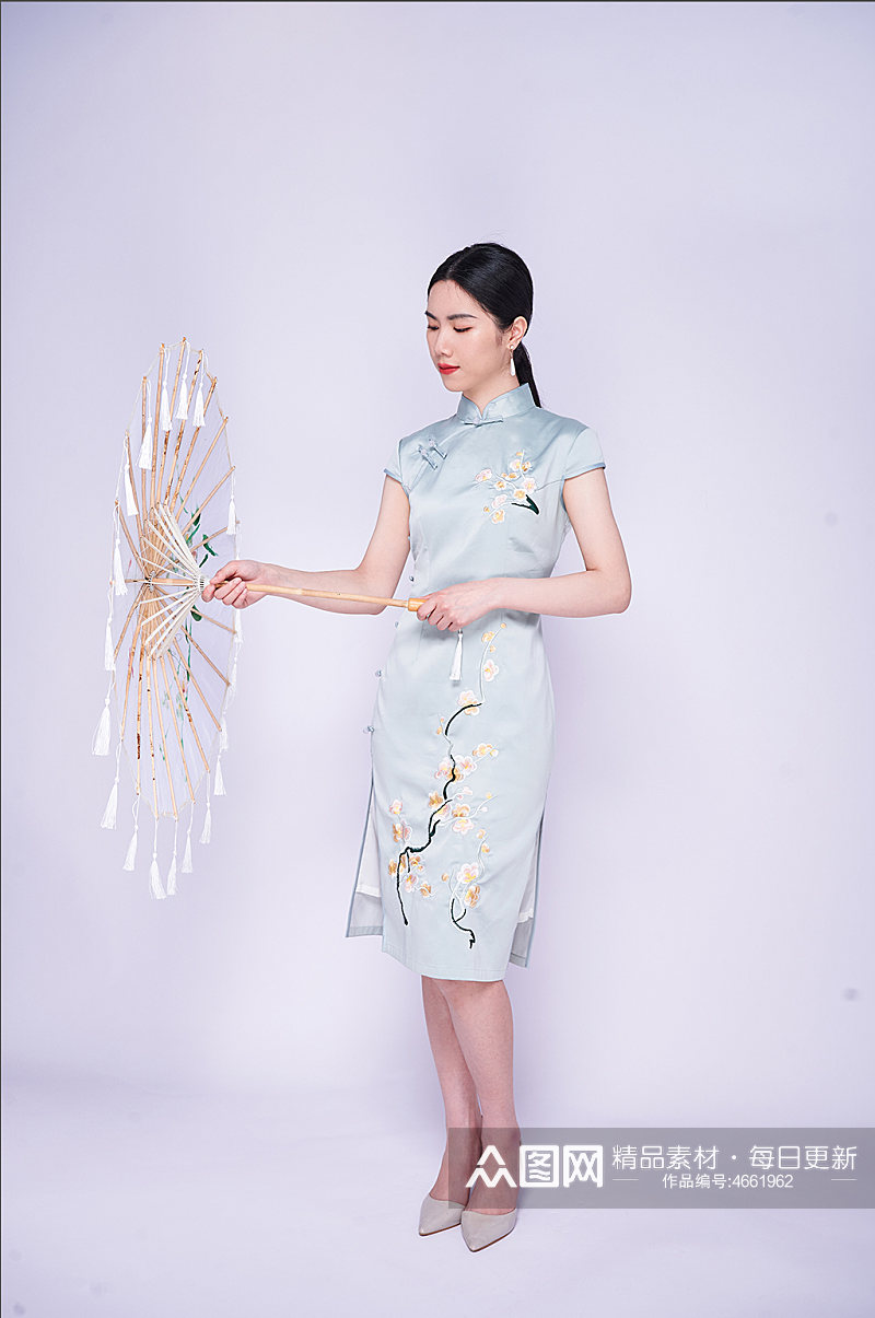 国潮瓷青旗袍美女拿油纸伞商业创意摄影图素材