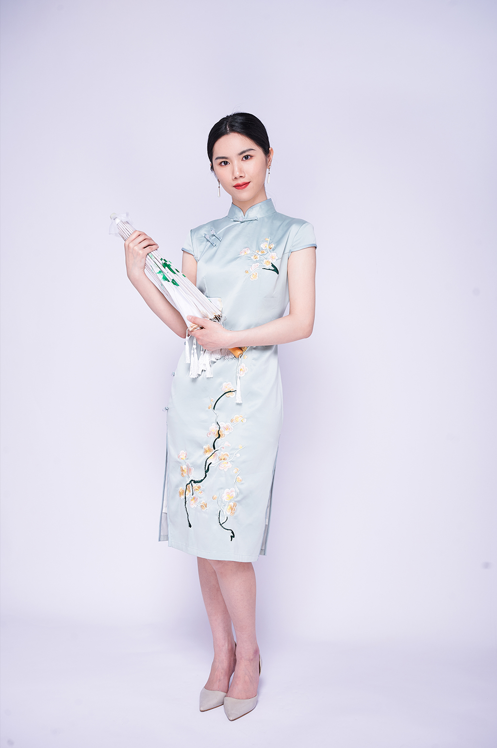国潮气质美女手拿油纸伞商业旗袍人物摄影图素材