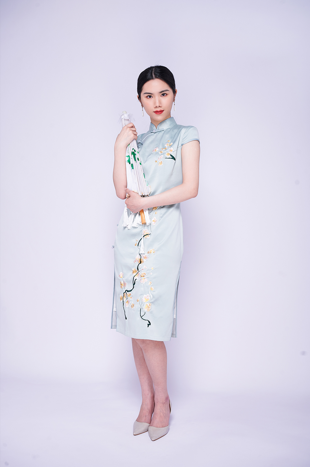 创意国潮旗袍美女油纸伞商业摄影图片照片素材