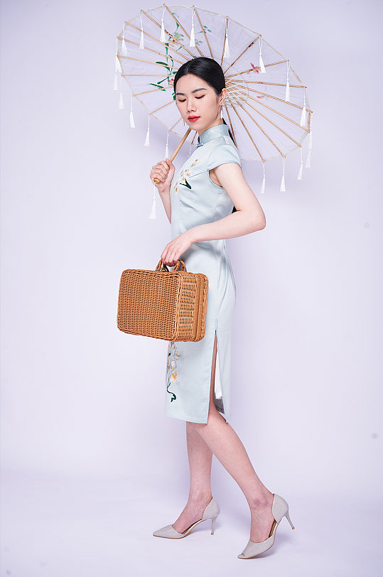 创意旗袍美女提编织篮子商业摄影图片照片