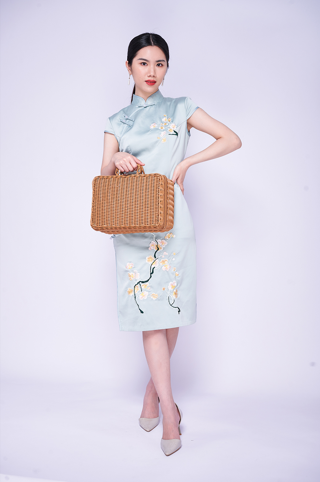 美丽优雅手提编织篮旗袍美女商业摄影图片素材