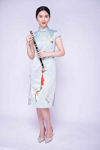中式淡雅旗袍女性手拿笛子商业摄影图片照片