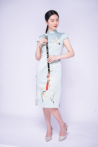 吹笛子气质旗袍女青年中式商业摄影图片照片