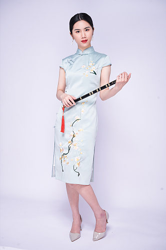 国潮创意气质旗袍美女拿笛子商业摄影图片