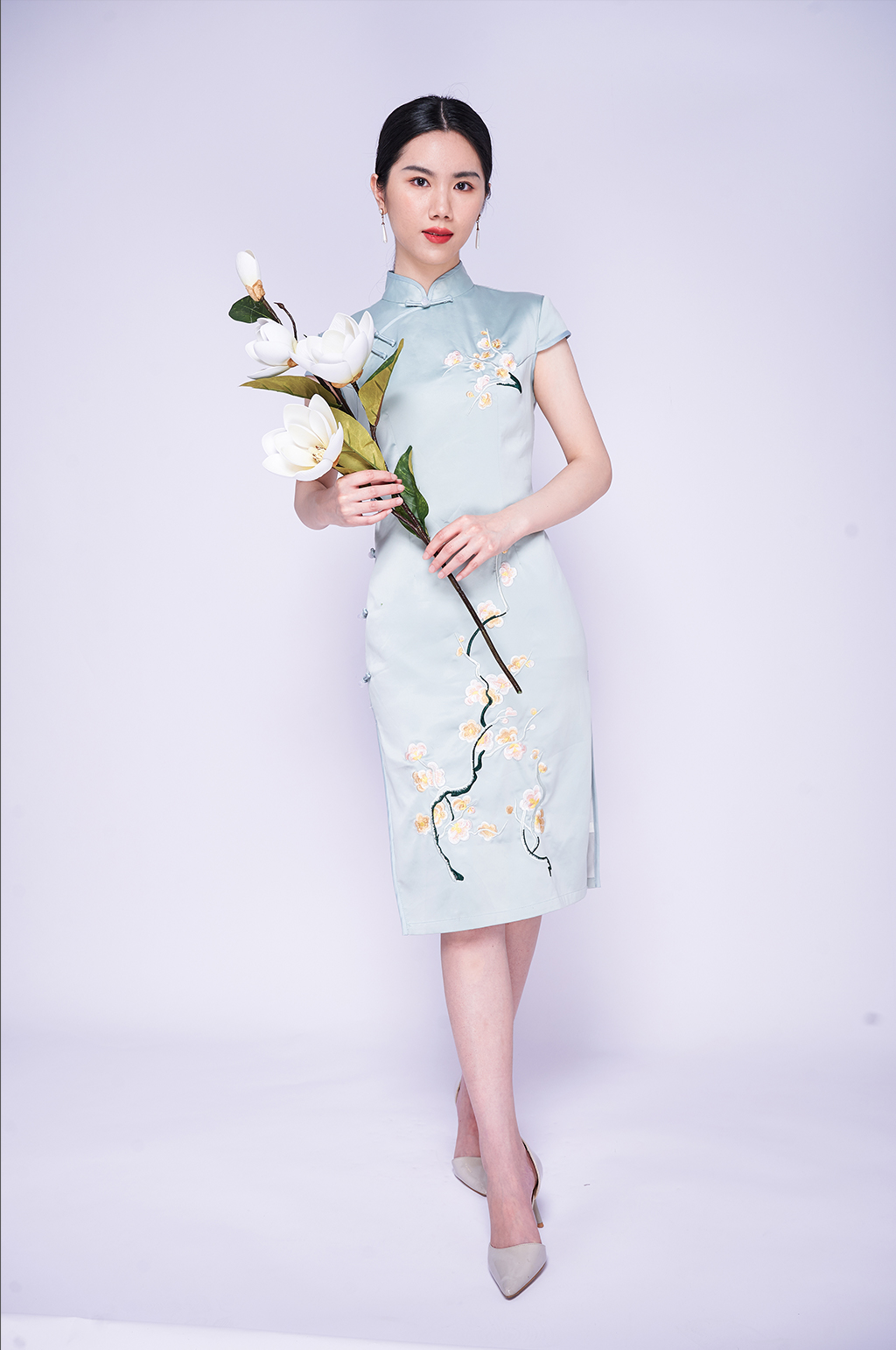 国潮清新女性手拿鲜花商业摄影图片照片素材
