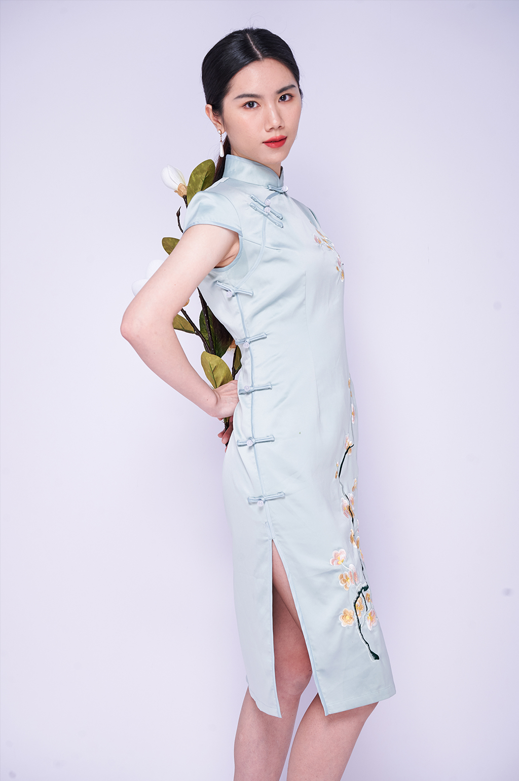 国潮创意旗袍美女拿鲜花商业摄影图片照片素材