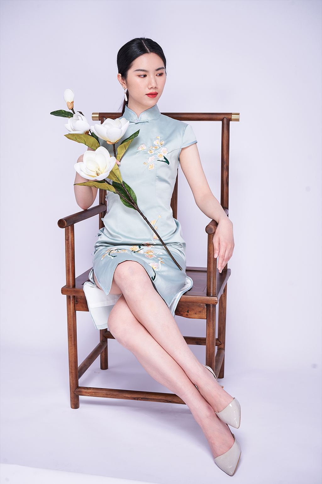 鲜花优雅坐姿美女商业国潮摄影图片照片素材