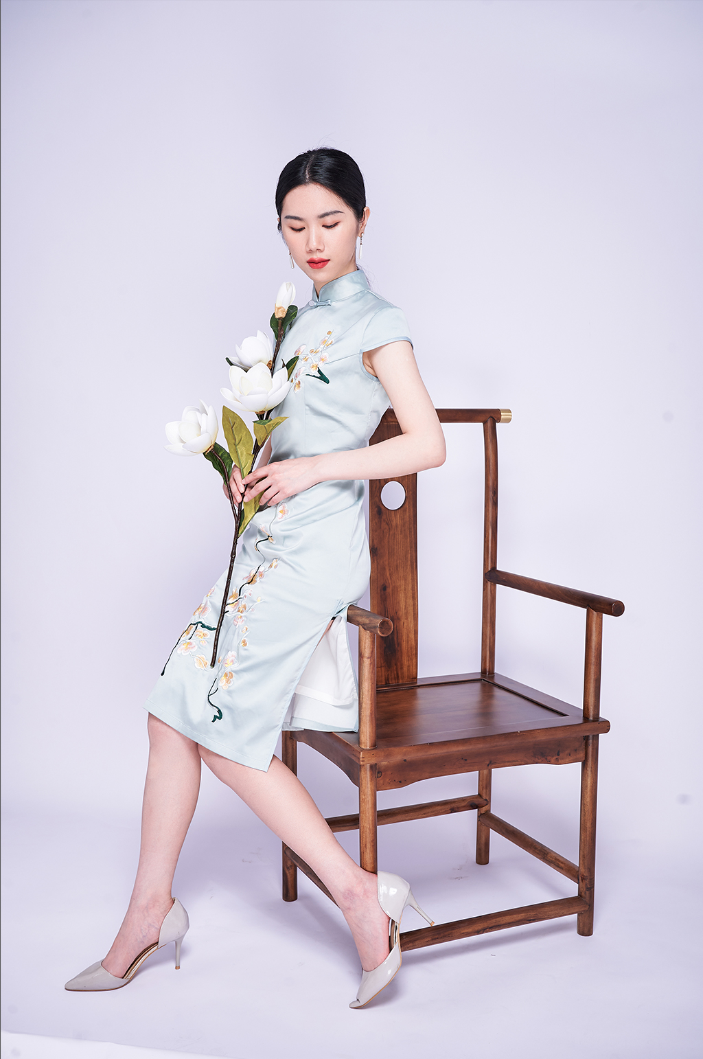 典雅气质美女手拿鲜花商业摄影图片照片素材