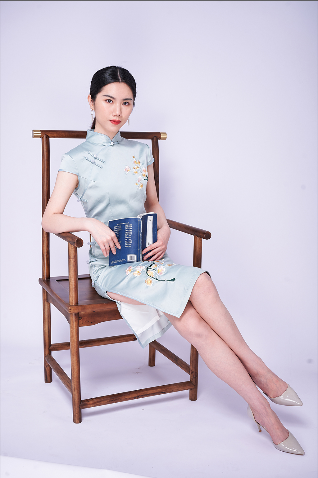 国潮气质端正旗袍女青年商业摄影图片照片素材