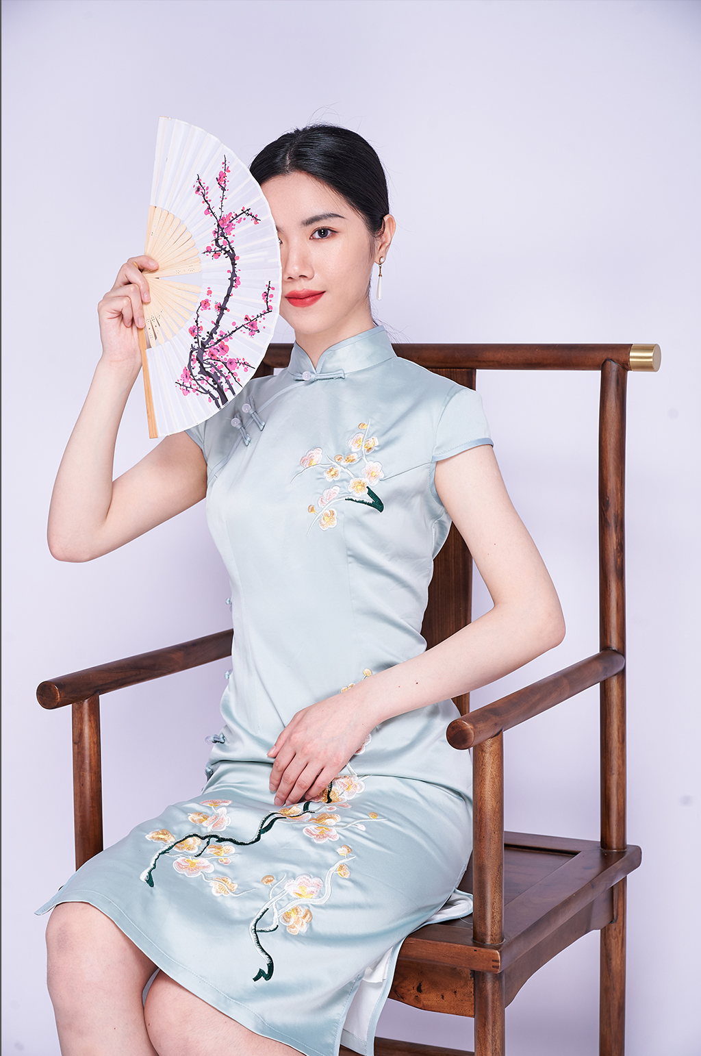 手拿折扇国潮旗袍美女商业摄影图片照片素材