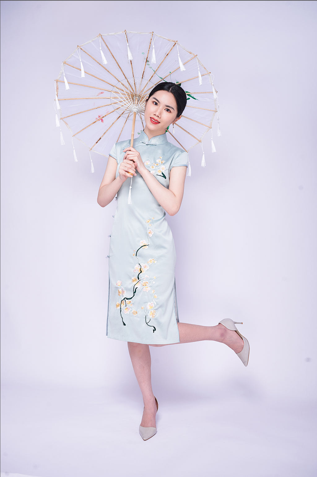 国潮淡雅旗袍俏皮女生商业摄影图片照片素材