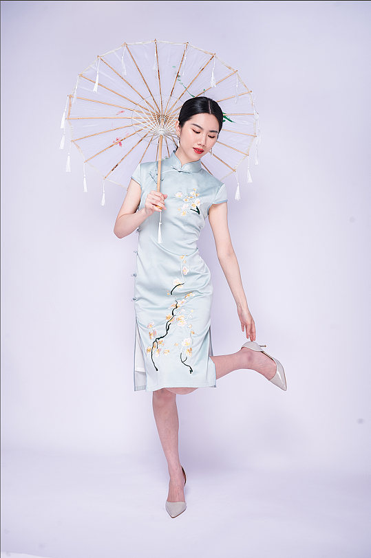 中式清新淡雅旗袍美女拎高跟鞋商业摄影图片