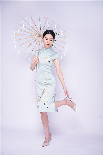 古典旗袍美女撑油纸伞高跟鞋商业摄影图片