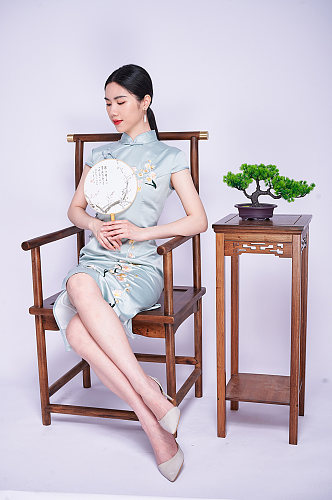 旗袍坐姿美女中式家具商业摄影图片照片
