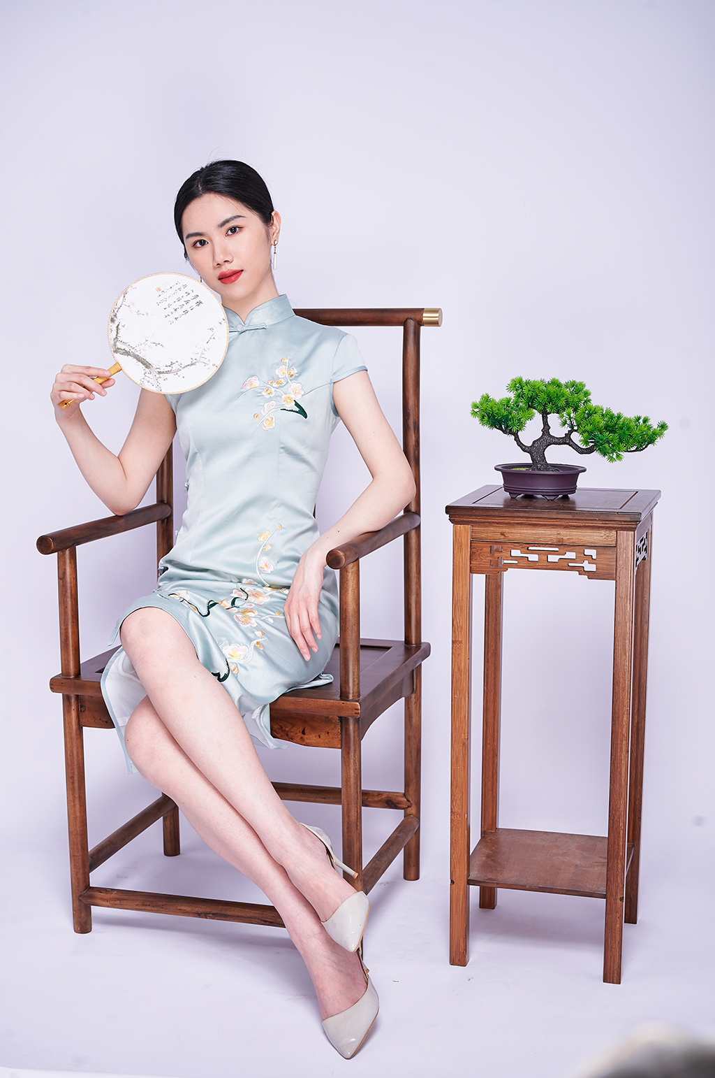 淡雅旗袍女青年國潮商業(yè)攝影圖片照片素材