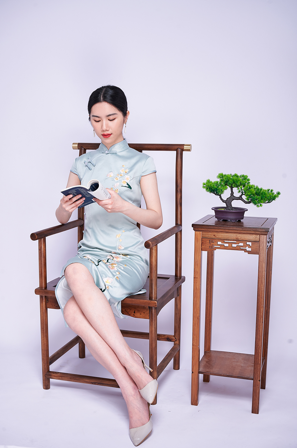 古典淡雅旗袍看書女青年商業(yè)攝影圖片照片素材
