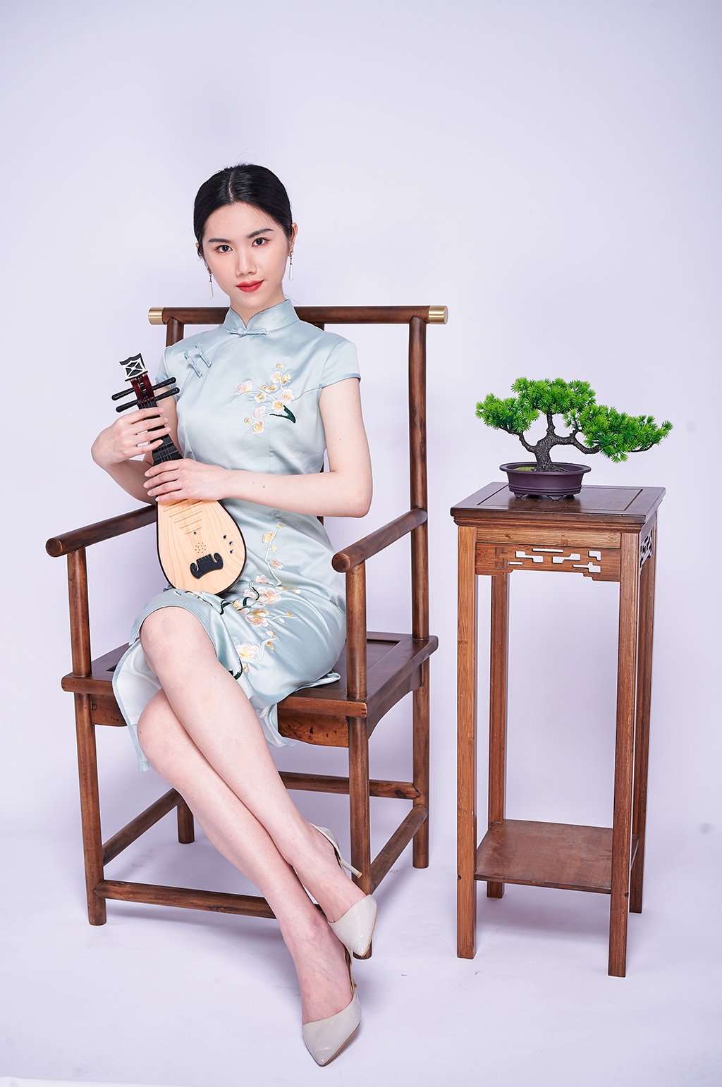 国潮琵琶旗袍美女商业摄影图片照片素材
