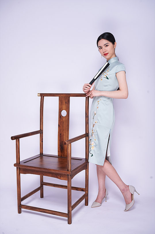 中式素雅旗袍手拿折扇女性商业摄影图片照片