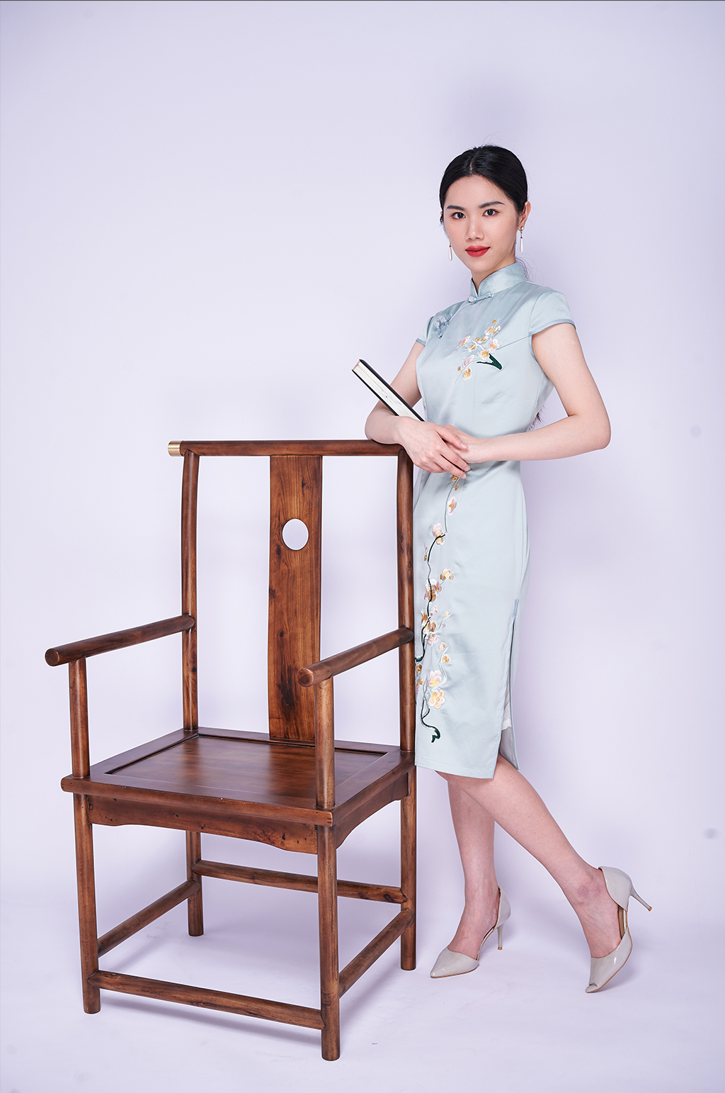 中式端庄大气旗袍女性国潮创意商业摄影图片素材