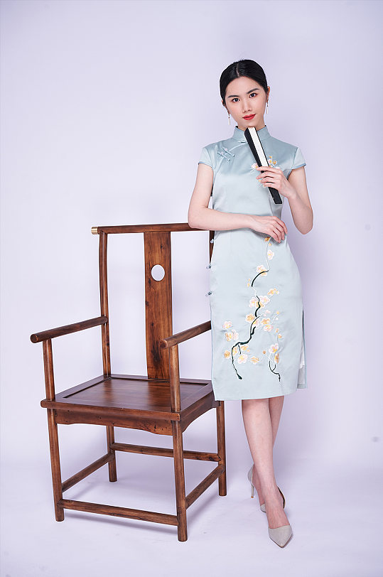 中式椅子素雅旗袍美女折扇商业摄影图片照片