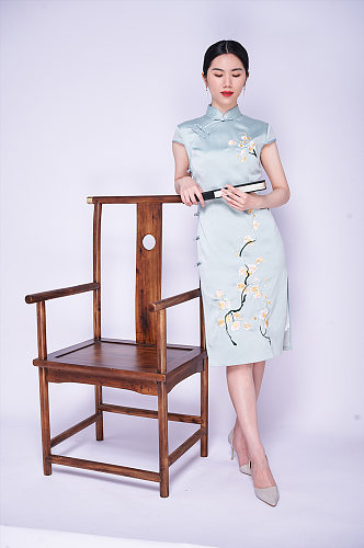 旗袍美女折扇中式椅子商业摄影图片照片